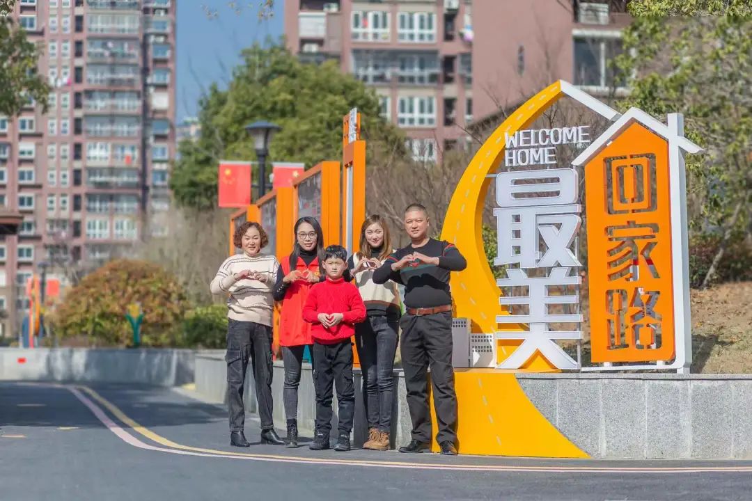 徐小燕心系邻里大家长携手居民共建幸福家