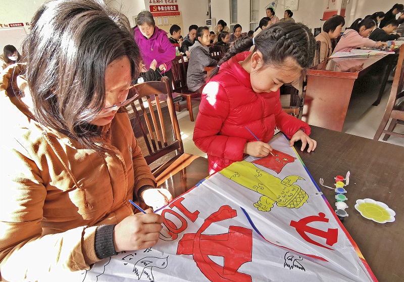 南通市崇川区和平桥街道北濠东村社区童心向党绘风筝党史盲盒大闯关