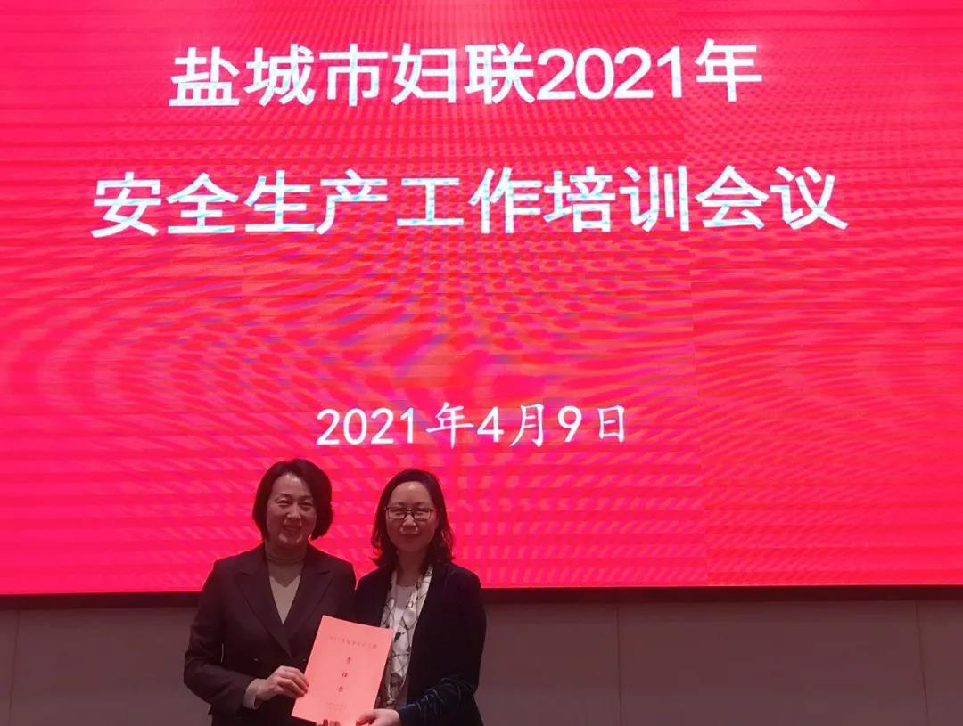 党组书记徐丹与党组成员高清华,胡忠秀,夏红霞,王艳逐一签订安全生产