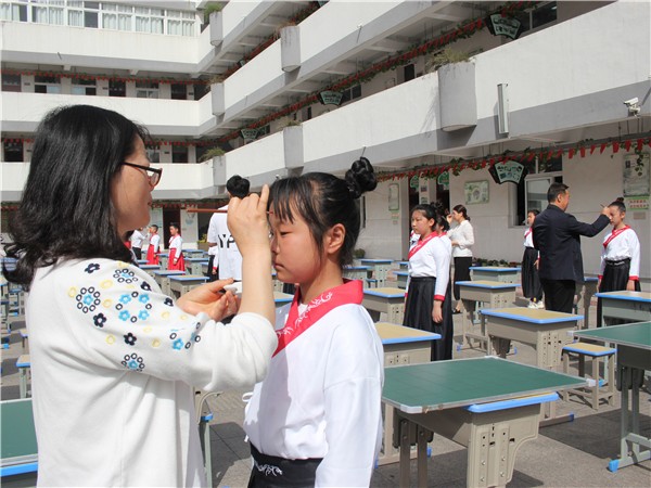 泰州市姜堰区罗塘街道东桥小学书红色经典迎百年华诞百名师生家长同场