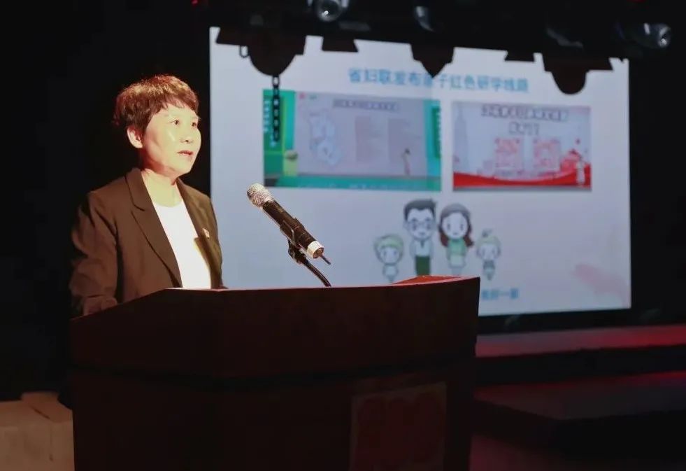 省文明办未成年人思想道德建设处处长赖海燕带领在场全体党员重温入党