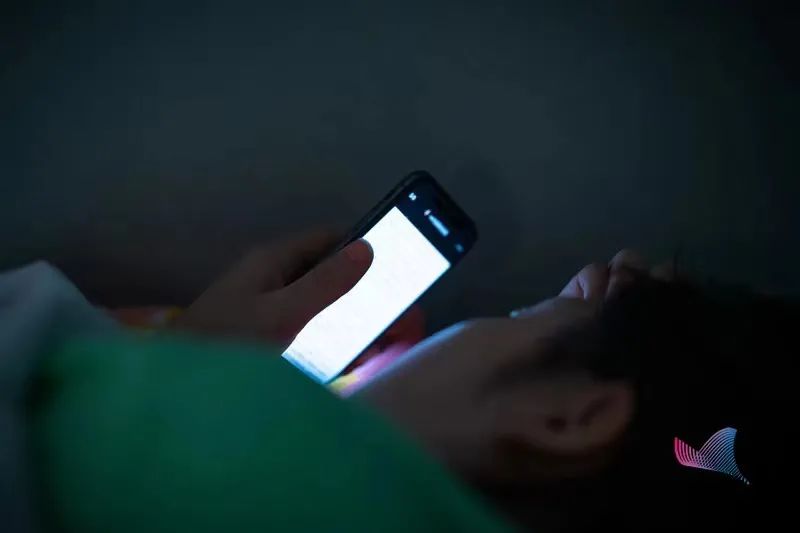 关灯玩手机,对眼睛危害有多大?