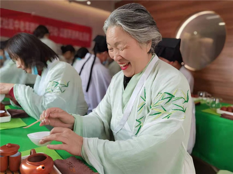 南京市江北新区沿江街道润江社区妇联开展汉服茶道养生活动
