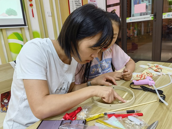 刘盼华带孩子一起参加社区活动，中秋节和孩子一起做宫灯，更好的体会传统文化的赓续，感受家国情怀。 - 副本.jpg