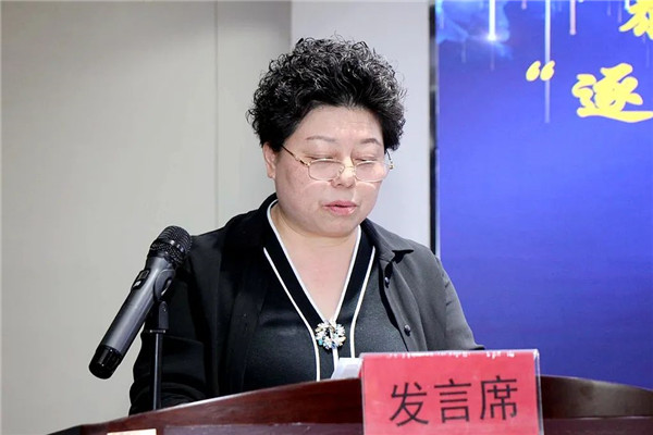 2名新入会会员代表作自我介绍会上,女企业家协会会长汪琴作工作报告