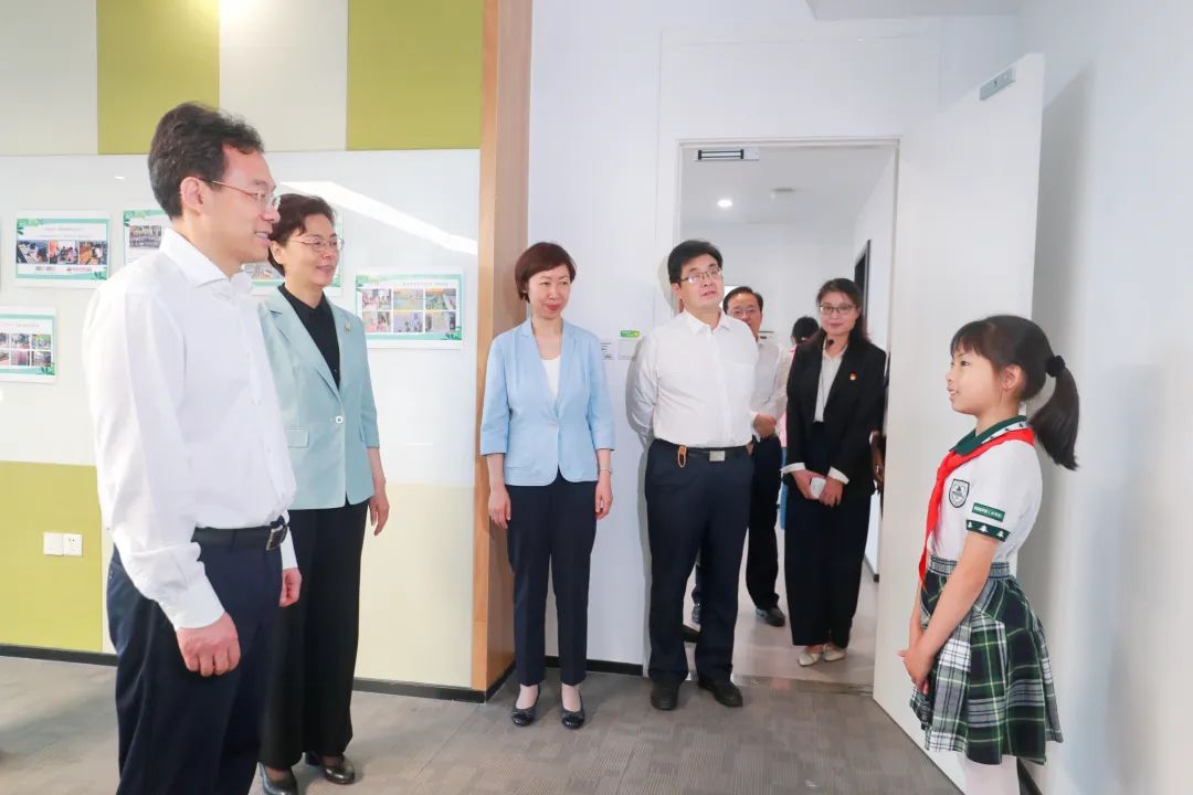 省委副书记,省少工委名誉主任邓修明先后来到南京市中华中学附属小学