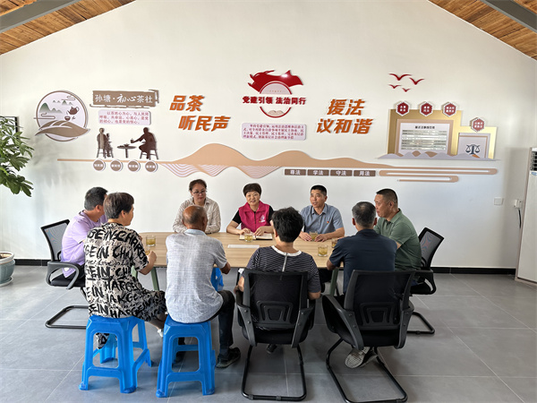 周彩芳组织居民在勤新村议事会.jpg