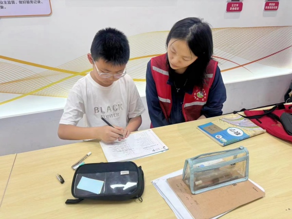4志愿者代表洪奕滢_副本.jpg