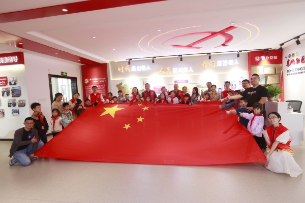 我和国旗合影_副本.jpg