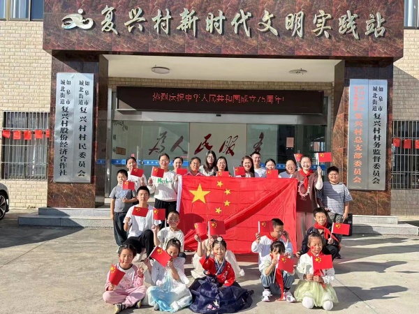 我和国旗（合影）_副本.jpg