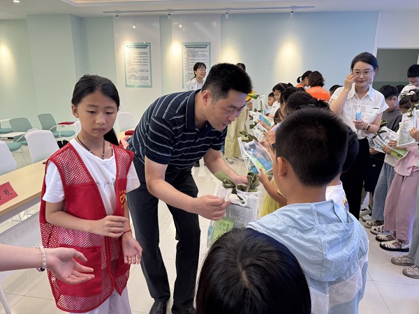 6、发放学习礼包.jpg